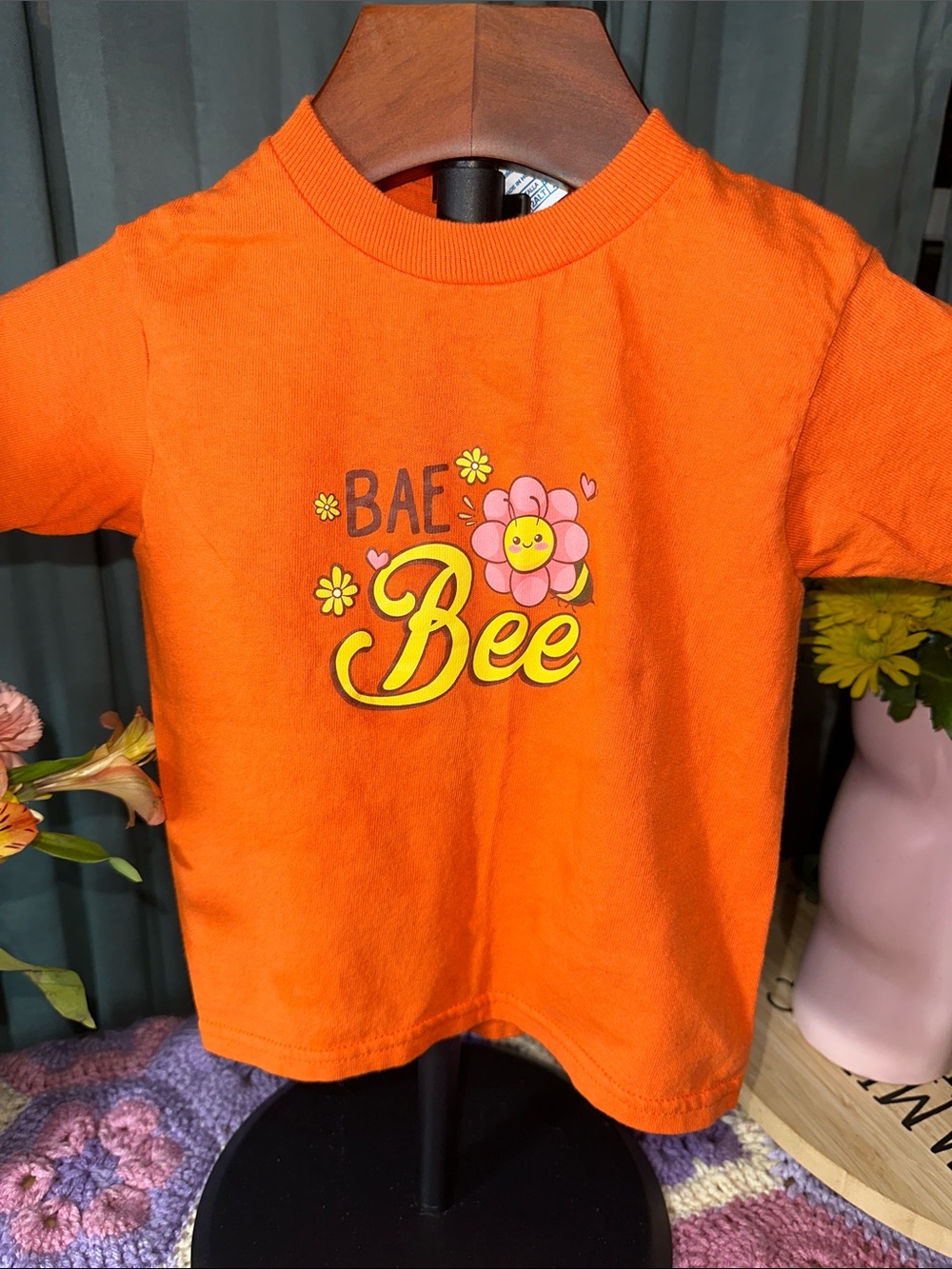 🎉Delta Orange 'Bae Bee' Graphic Tee. C323
